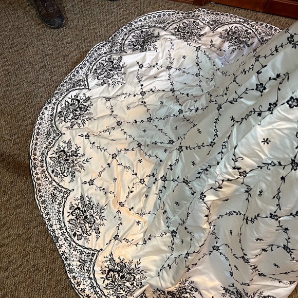 Black and white embroidered wedding dress - Picture 4 of 14